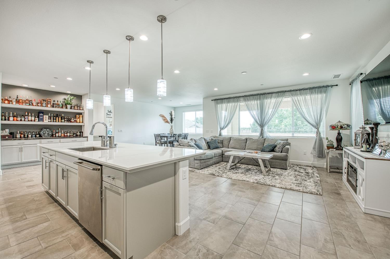 1122 Creekside Ave, Madera, CA 93636