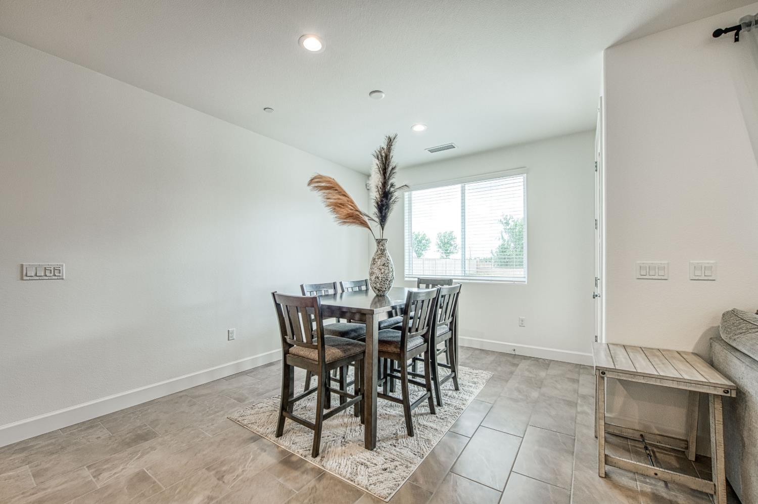 1122 Creekside Ave, Madera, CA 93636