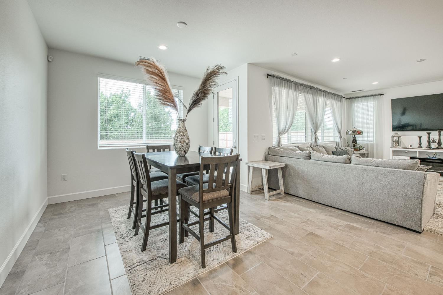 1122 Creekside Ave, Madera, CA 93636