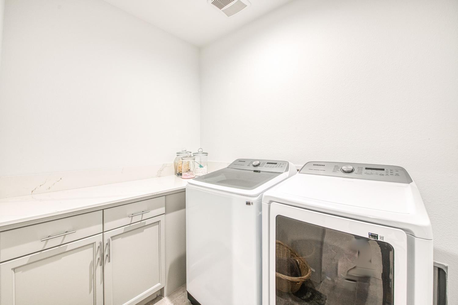 1122 Creekside Ave, Madera, CA 93636