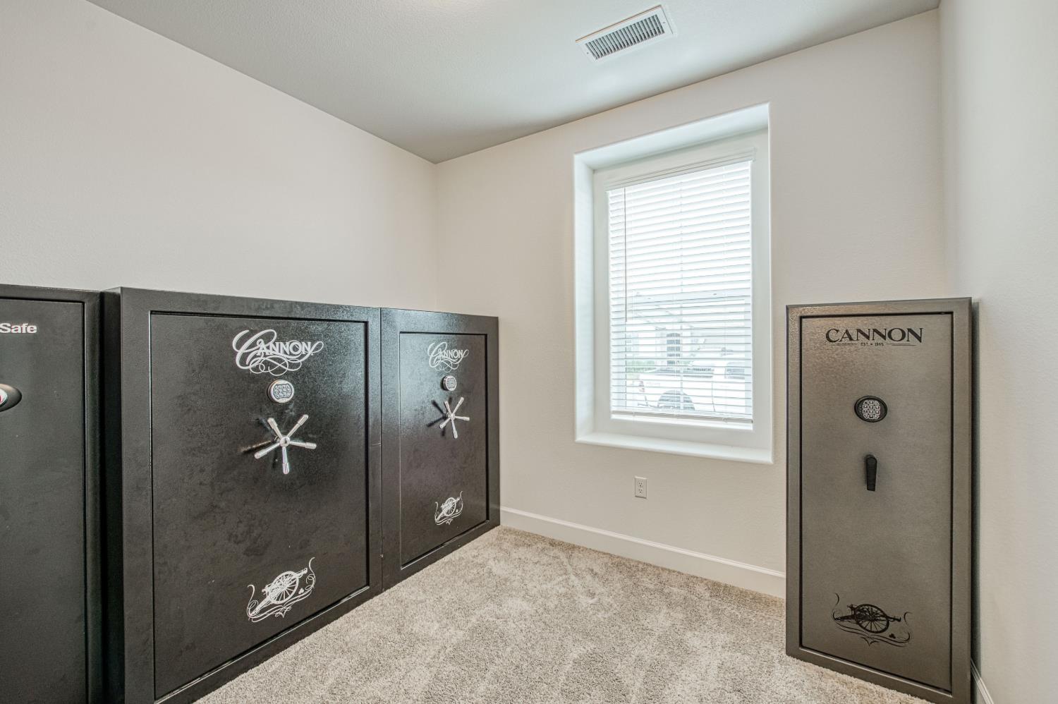 1122 Creekside Ave, Madera, CA 93636