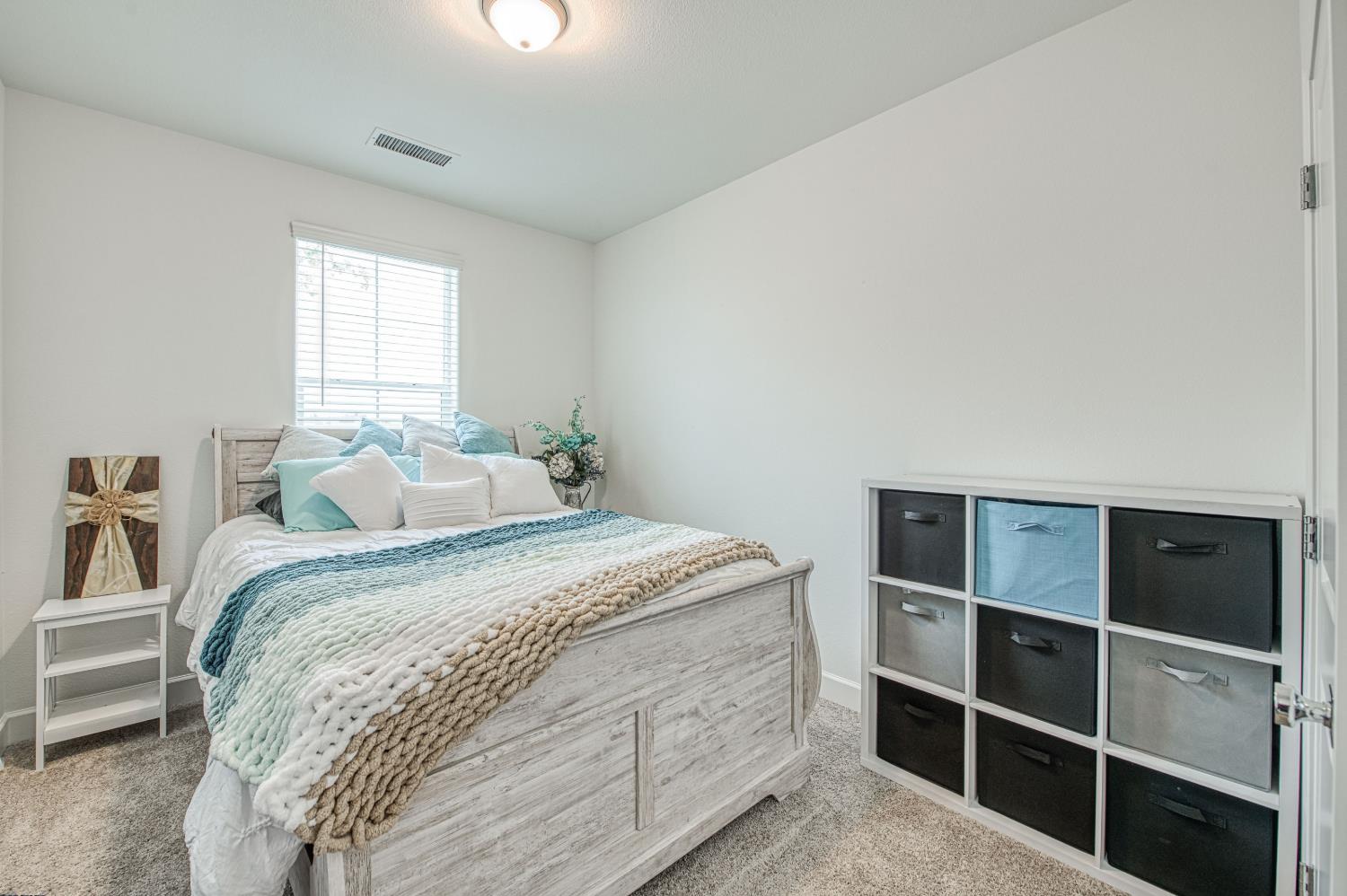 1122 Creekside Ave, Madera, CA 93636
