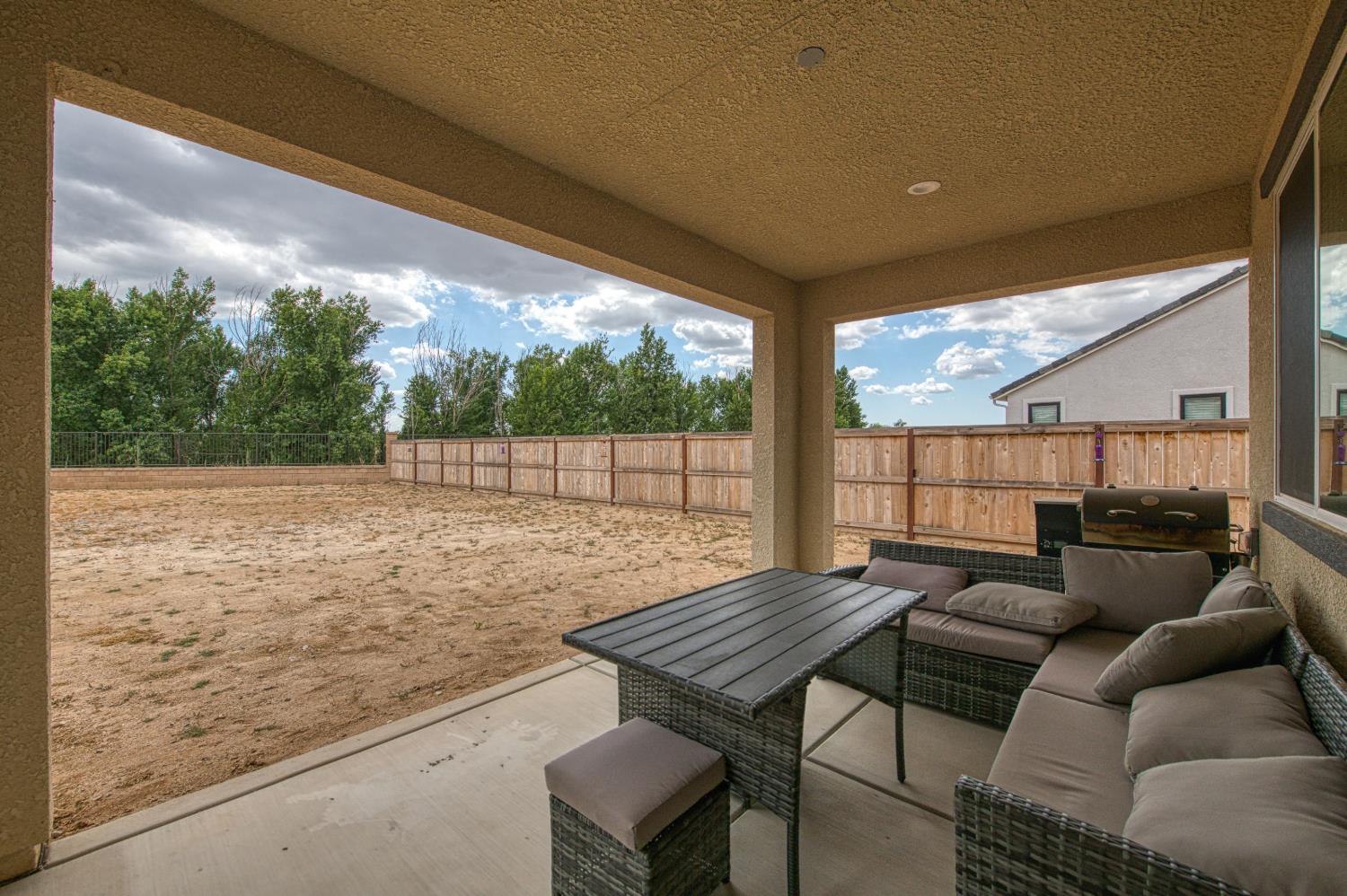 1122 Creekside Ave, Madera, CA 93636