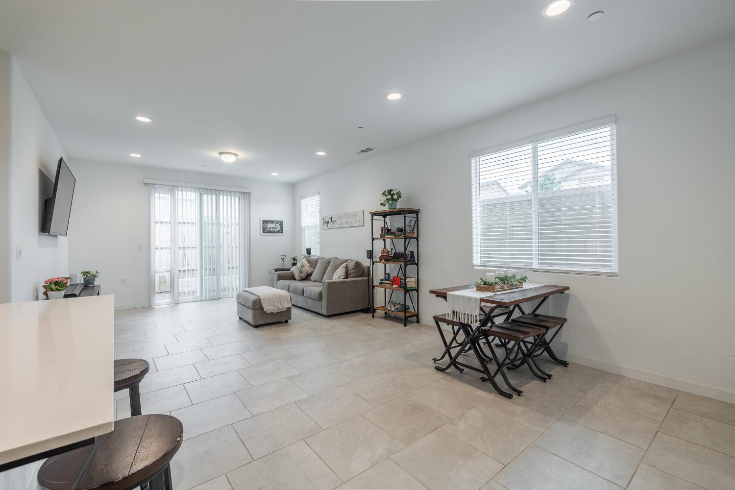 1180 Blue Oak Ln W, Madera, CA 93636