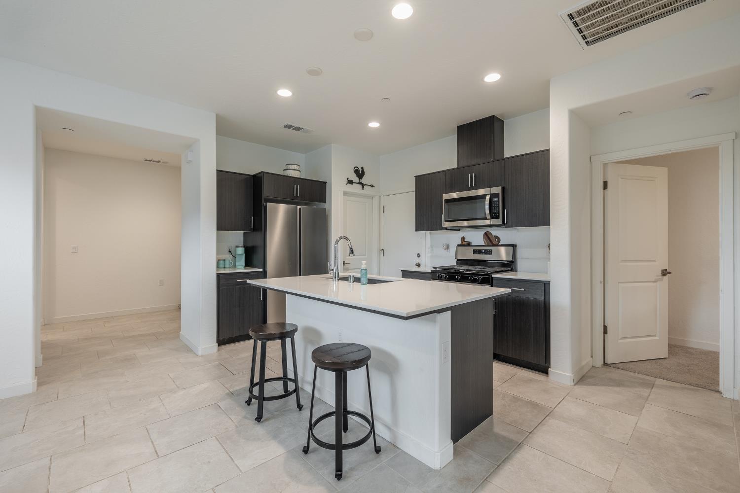 1180 Blue Oak Ln W, Madera, CA 93636
