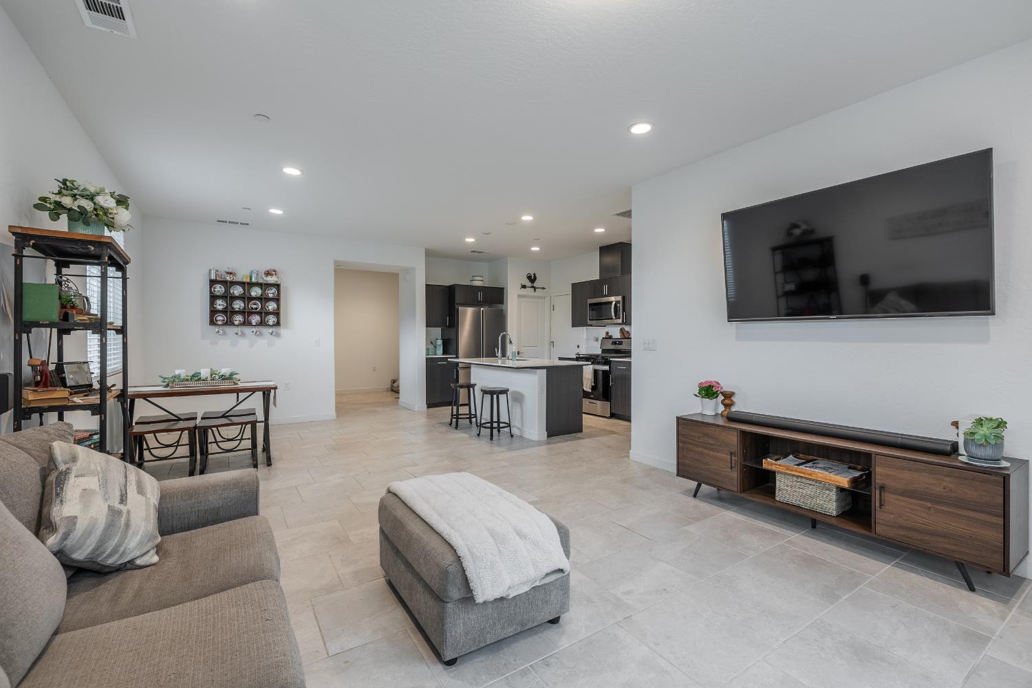 1180 Blue Oak Ln W, Madera, CA 93636