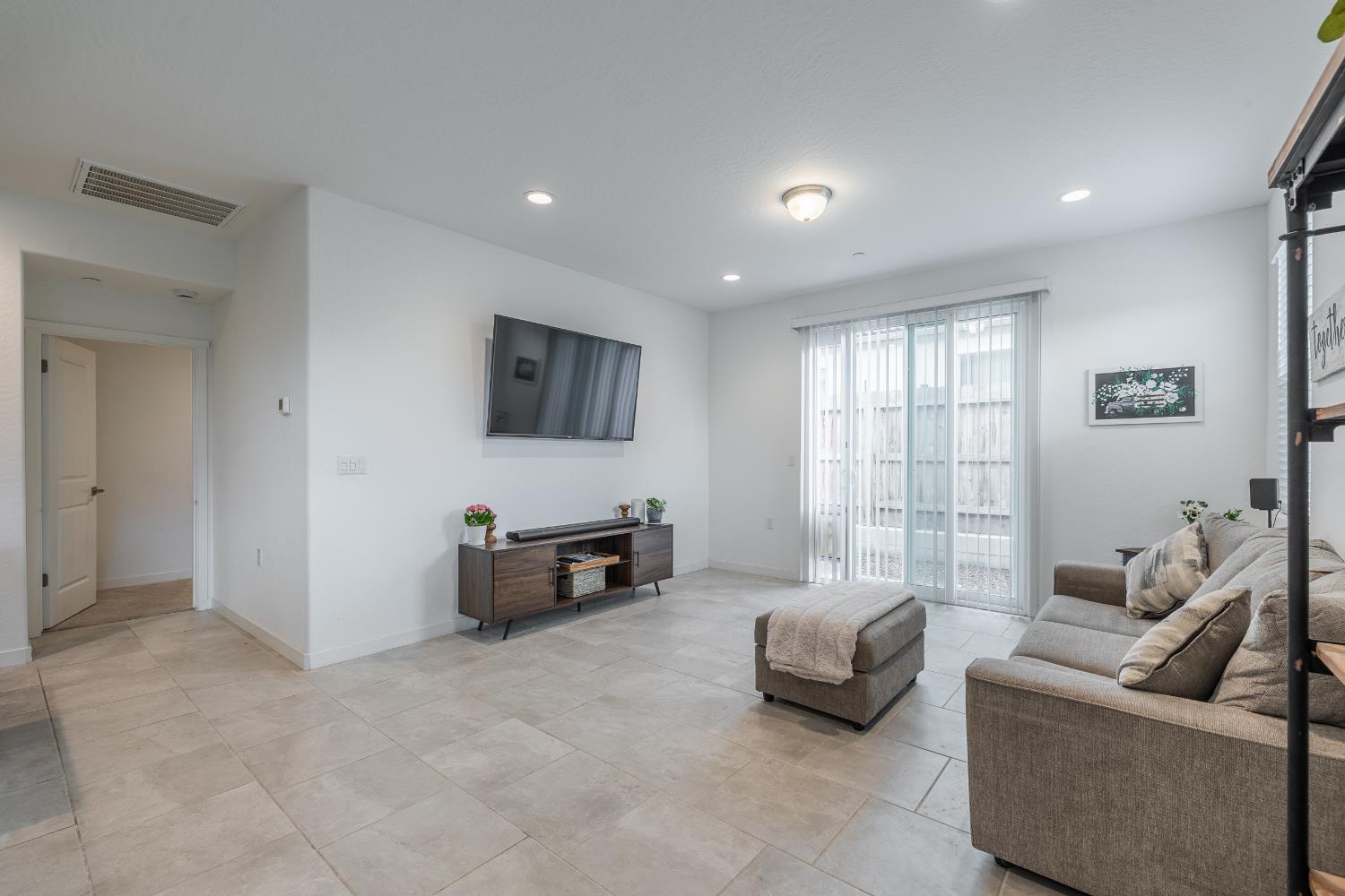 1180 Blue Oak Ln W, Madera, CA 93636